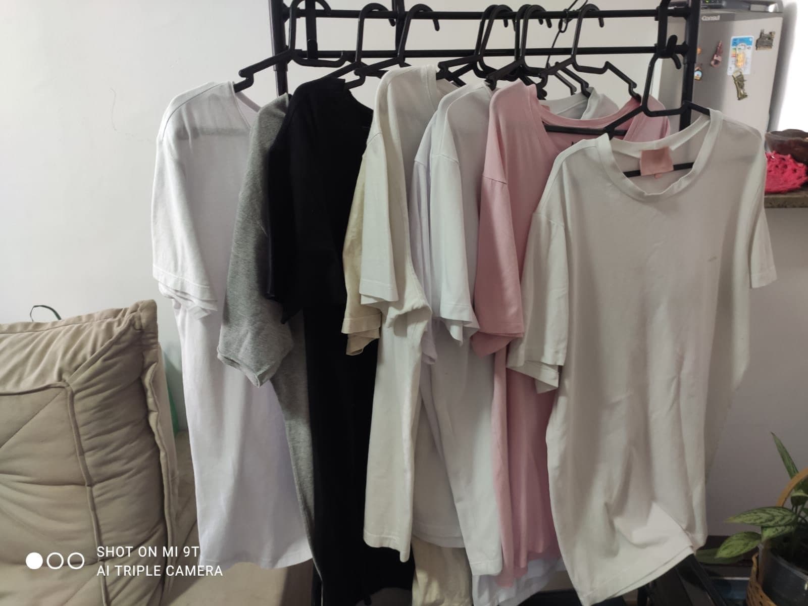 Lindas camisas,modelos: Oversized e Casual pouquíssimo uso. Marcas Tops, confira: CHART, NOAH,YOU COM, ZEF, TOTANKA, ZICANI, HERING! Preço?? Pasmem!!! Só $15,00 cada*🫢😮 *Na compra acima de 100,00, a entrega é por nossa conta,pela Uber Moto, no valor de até 10,00 a corrida