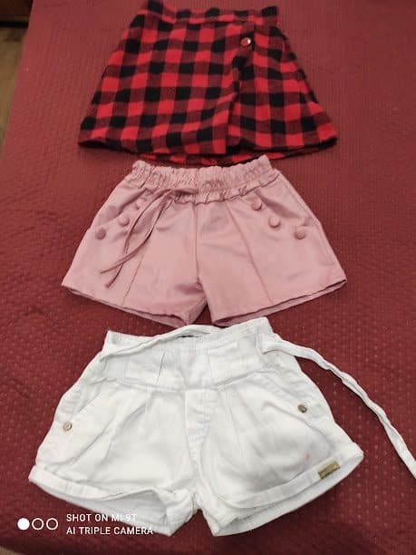Shortinhos e sainha. 8,00 cada ou os 3x21,00