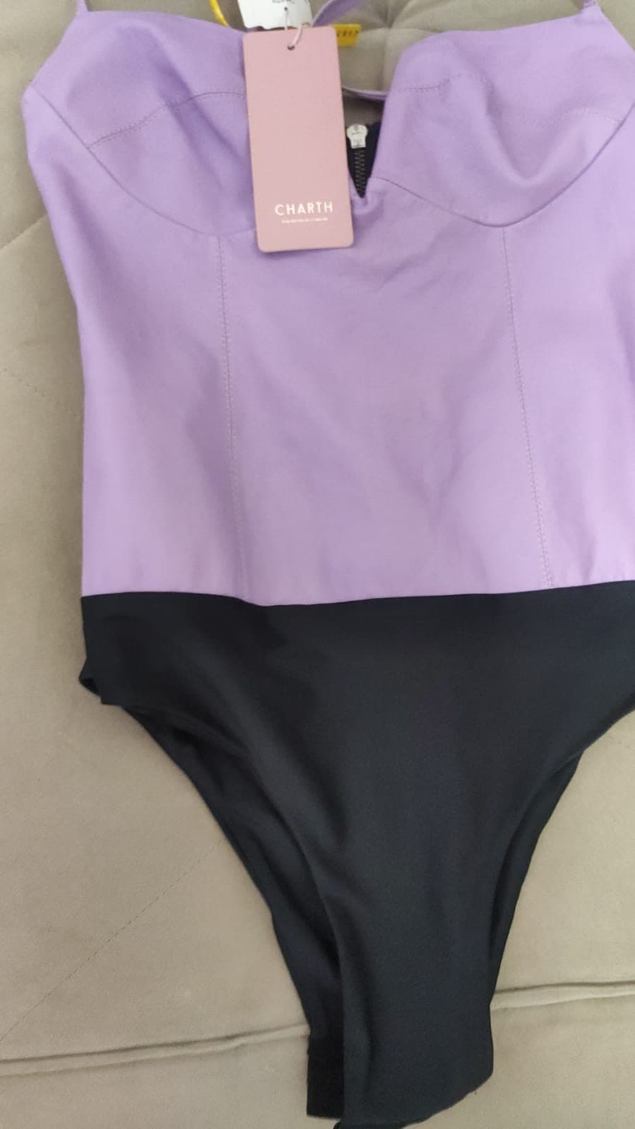 Body Gisele Lilás e Preto.Novinho, LINDO!!O valor real do produto é de 374,00. Está sendo VENDIDO POR 60,00 - Desconto de 314,00🫨😯😲por ter sido comprado pra presentear uma pessoa que mora fora e não conseguiu viajar. Infelizmente não me serve! 😣