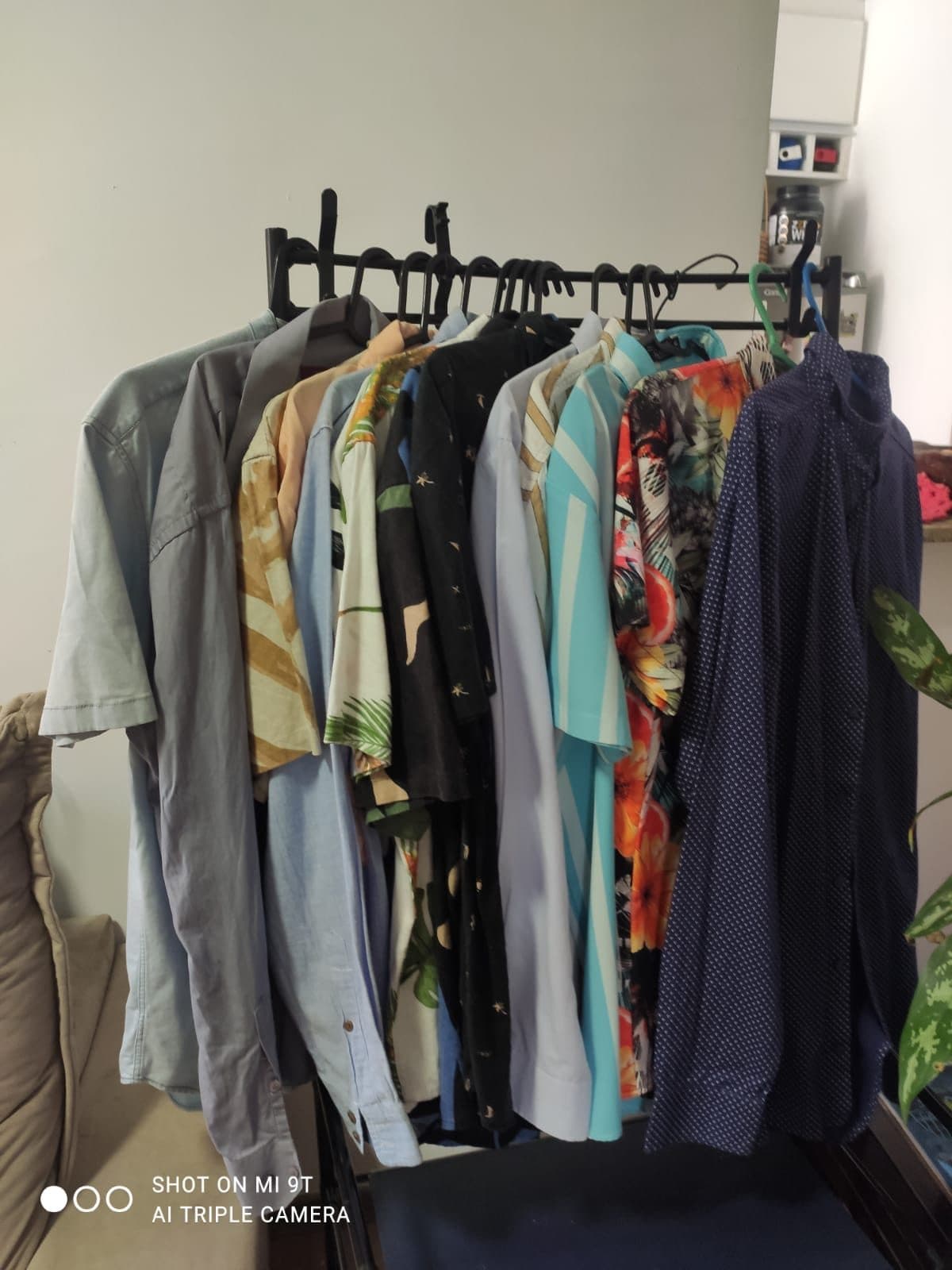 Camisas sociais, lindas, pouquíssimo uso, prontas para serem usadas em festas de casamento, formatura, etc... Marcas renomadas! TOULON, VITORINO, FATOO A MANO, ROVITEX, ZICANI, POOL, PARADISE, YOU COM ,HERING. Agora o melhor de tudo, o preço, Pasmemmmm!! Só 25,00 cada!! Já sabe, na compra acima de $100,00, pagamos o Uber moto no valor de até 10,00 a corrida!