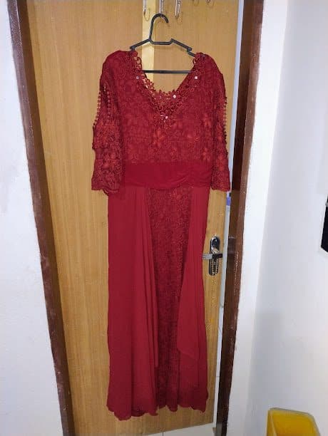 Gente, esse vestido é maravilhoso!!da BI BIAN-Renda de seda, capa de seda, e lantejoulas. Usado uma só vez,