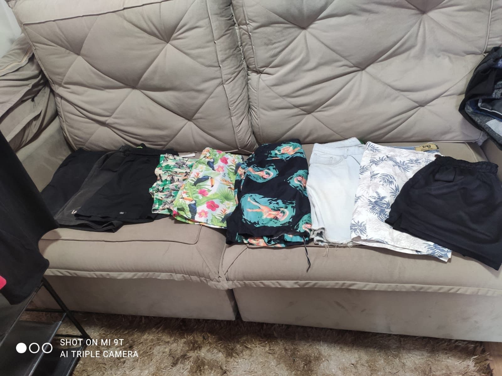 Lindos shorts de brim e de nylon estampados. 3X20,00 .